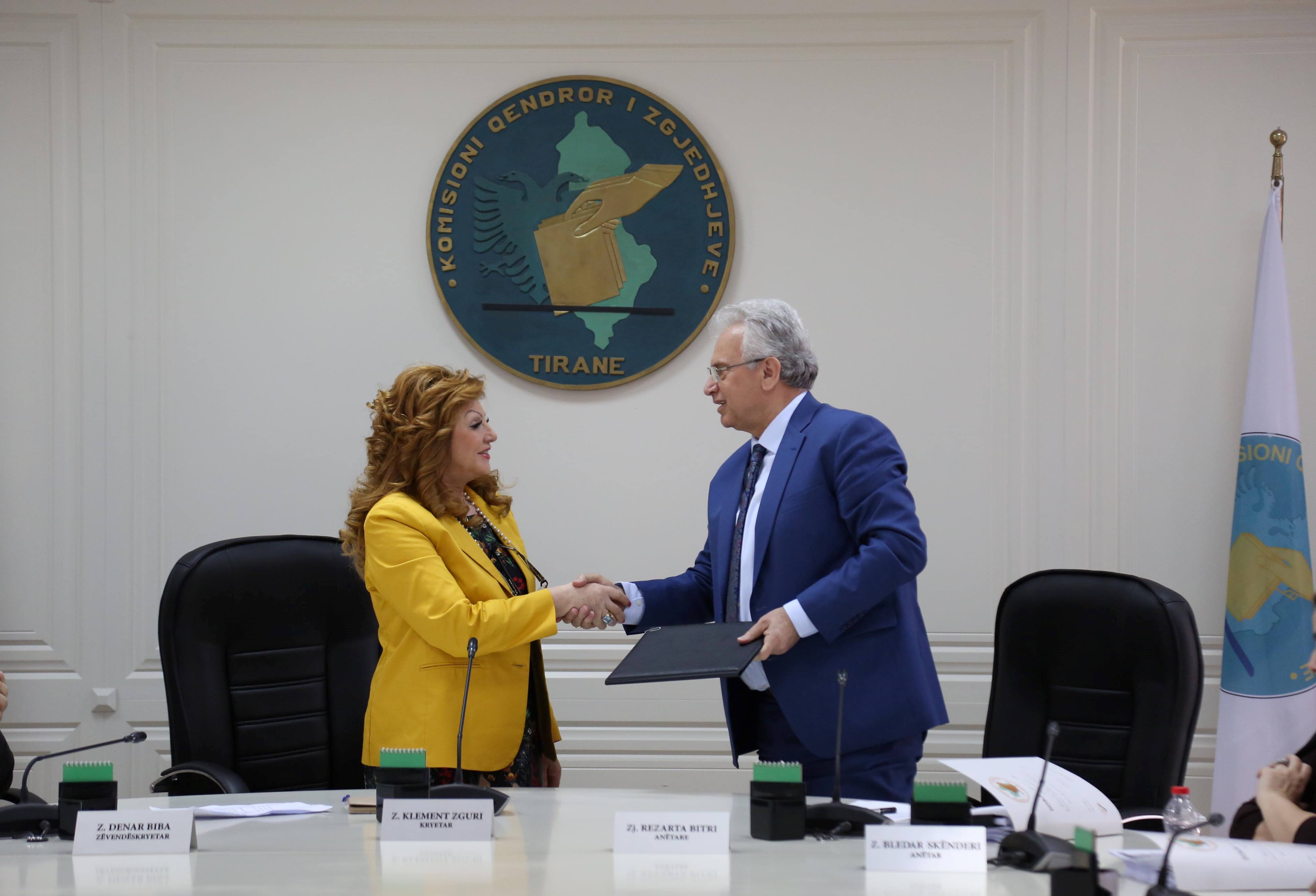 KQZ nënshkruan marrëveshje bashkëpunimi me Komitetin për Pakicat Kombëtare.